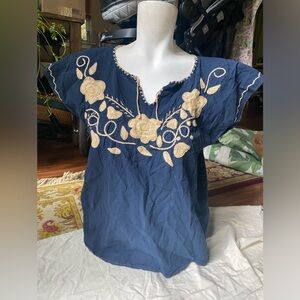 Vintage Embroidered flower Top Medium💜🌻 cotton breathable lightweight